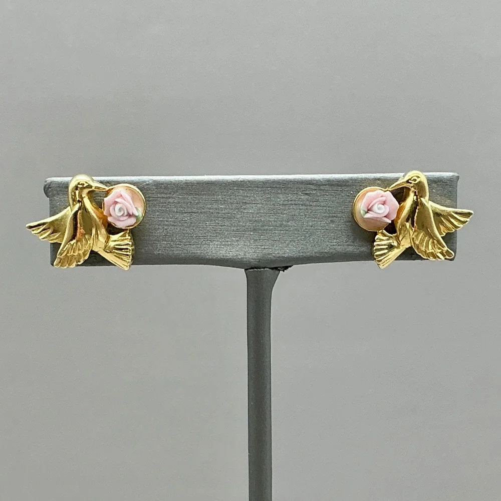 Avon Earrings Womens Gold Tone Hummingbird Pink Porcelain Rose Studs 0.75 In